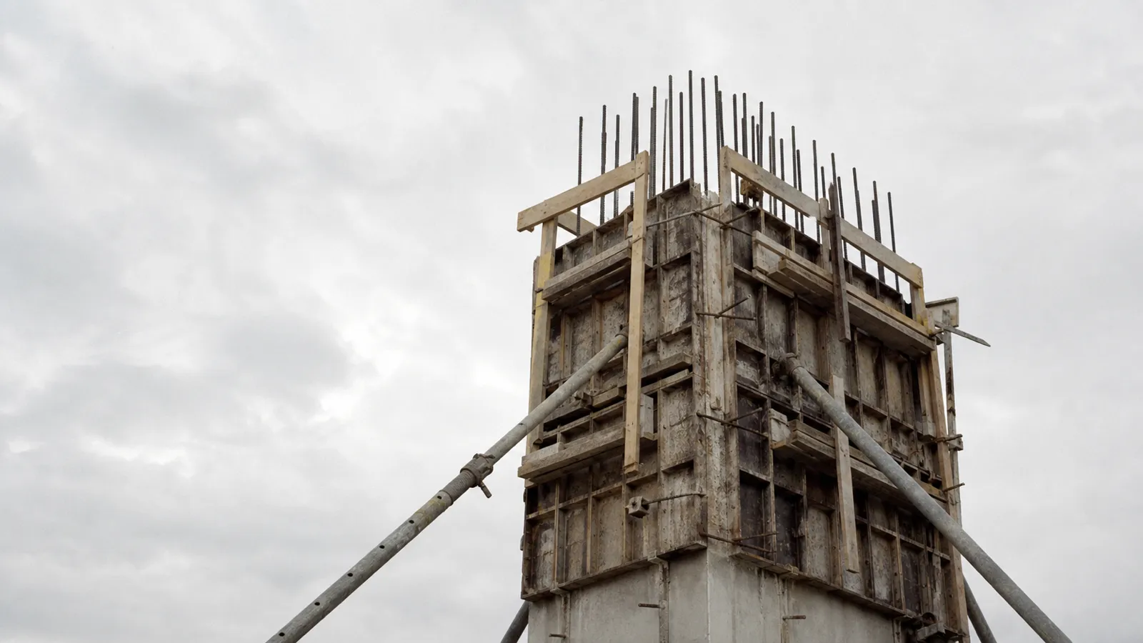 Bridge pier formwork with reinforcement - civil engineering design risk