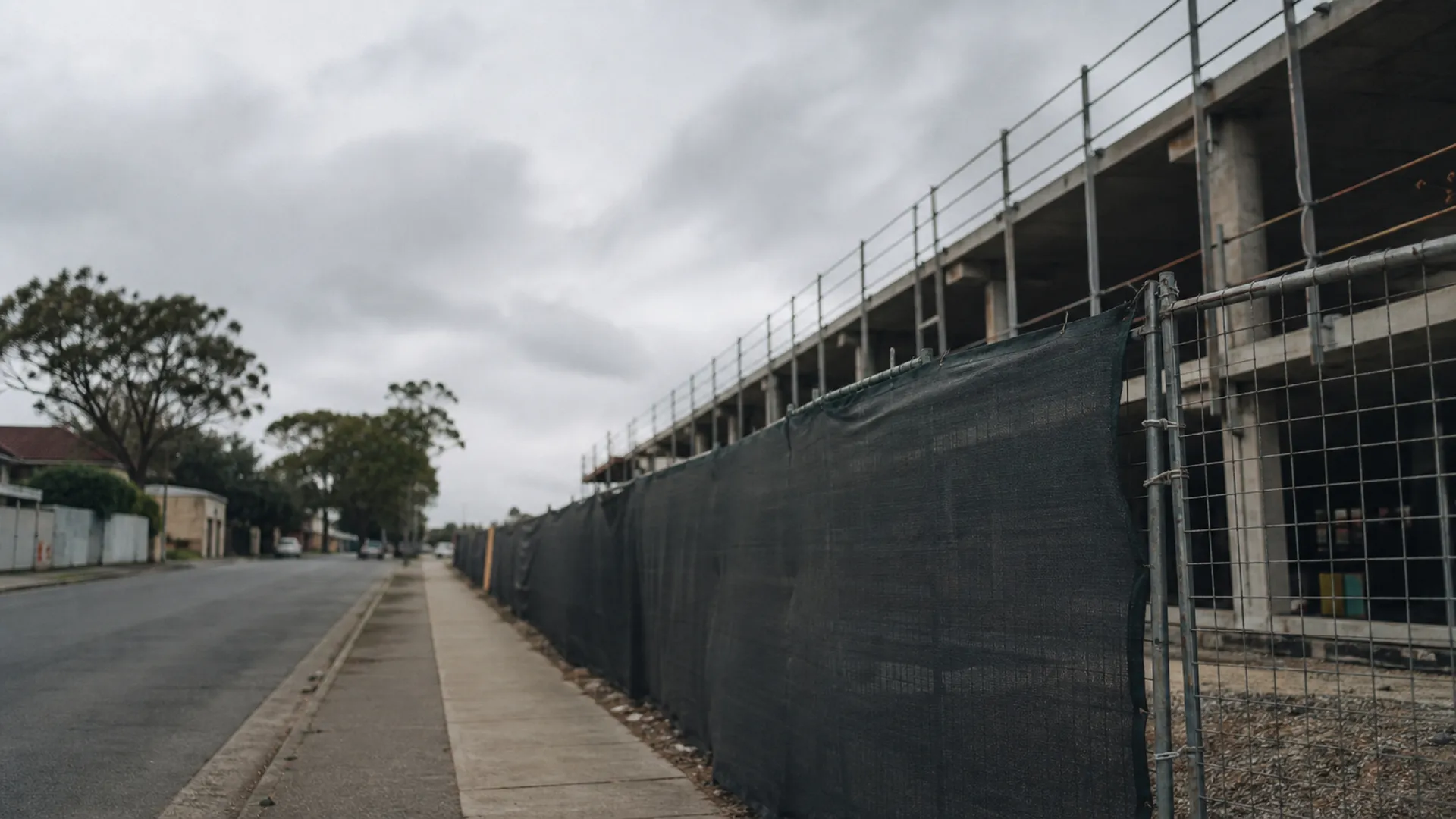 Site fencing between a building site and public footpath - contract works vs public liability insurance