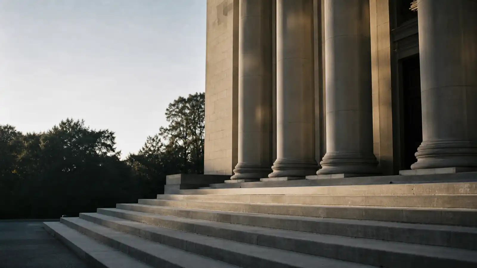 Courthouse steps in early light, professional indemnity insurance for expert witnesses