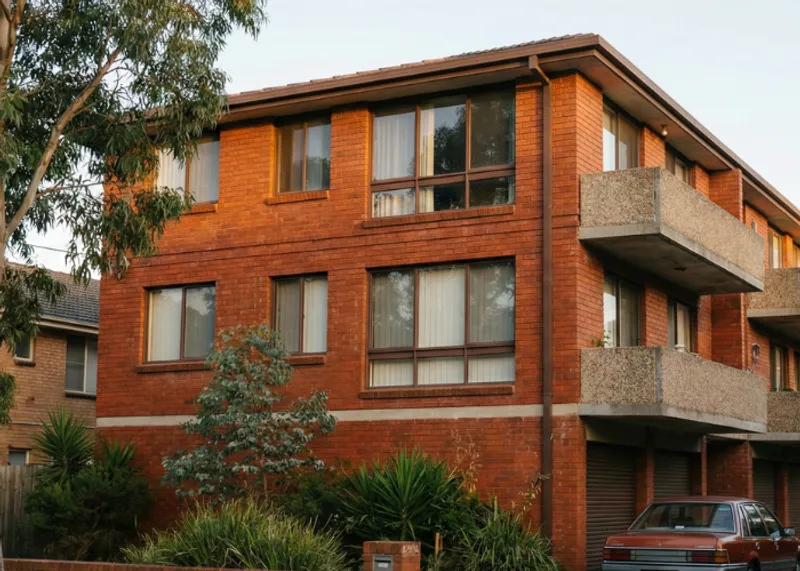 A classic Australian red brick block of units, an example of a property requiring single-ownership non-strata insurance.