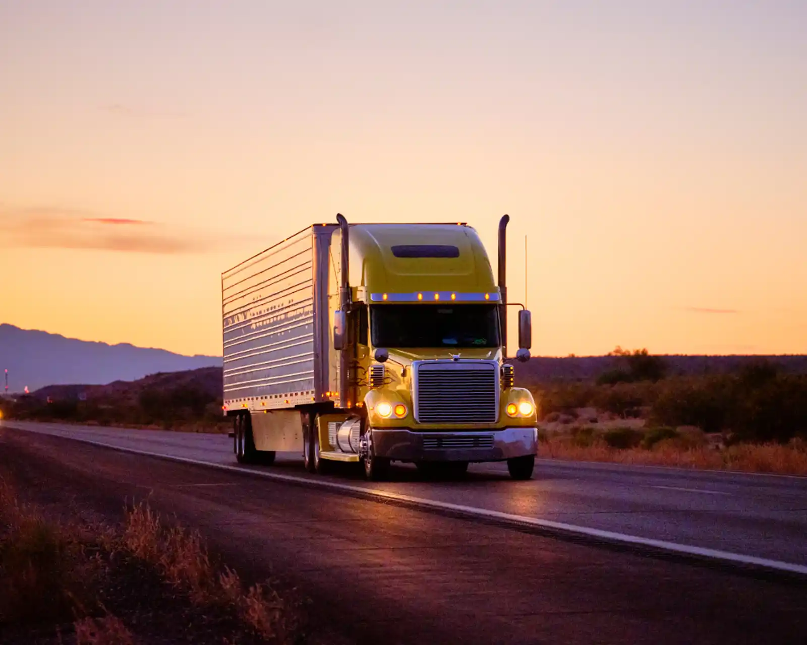 Prime mover truck on Australian highway – commercial motor insurance for owner operators